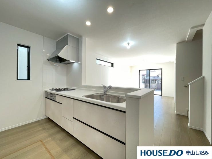 【キッチン】収納豊富ですっきりとしたキッチンを保てそうです♪お手入れも簡単なので綺麗を保てます。3口コンロ付きなので同時調理ができ、時短調理につながります。忙しい日々もストレスなくお料理できそうです。