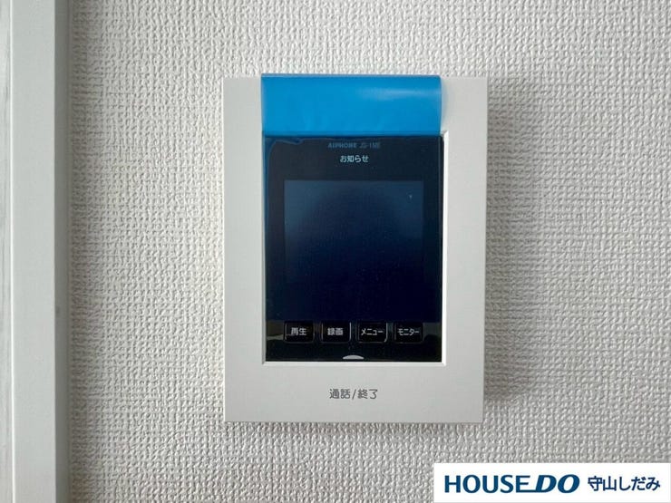 【インターホン】来客時に便利なモニター付インターホン。玄関ドアを開けることなく夜間でも訪問者の顔をモニターで確認できるため、トラブル防止にも繋がります。奥様やお子様のみのご在宅でも安心の防犯設備です!