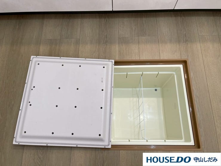 【床下収納庫】キッチンの足元にある床下収納です。点検口・収納としても利用できます。食品のストックや災害時の非常食ストック、日用品の収納に便利です。収納ボックスを外した下は、床下点検口になっております!