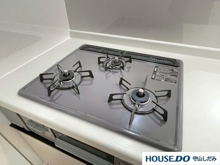 【3口コンロ】3口コンロ付きなので、お料理がはかどります。メイン料理2品を手前のコンロで調理しながら、奥の小バーナーで汁ものを調理するなど、複数の調理を一度に行うことができます。時短調理に繋がります!