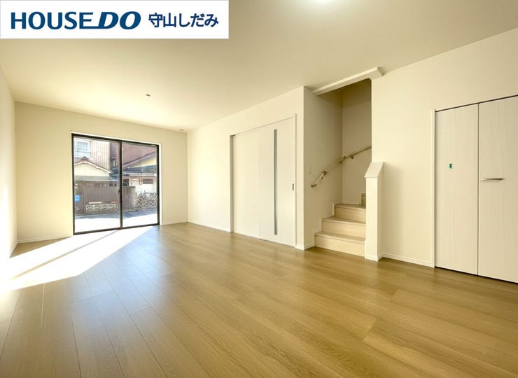 【リビング】
【リビング】大きな窓からは暖かい陽射しが差し込んできます。ソファやテーブルを置いても使いやすい配置で、ご家族そろってゆったりとお寛ぎいただけます。どんな家具を置こうか想像が膨らみます♪