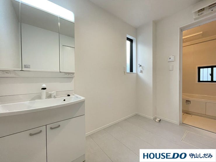 【洗面台/洗面所】鏡の裏にも収納があり、化粧水などお風呂を出てすぐに使いたいものの収納に便利です♪暮らしを快適に変えるシャワー付き化粧台♪ゆとりのある洗面スペースで朝の身支度もスムーズに♪