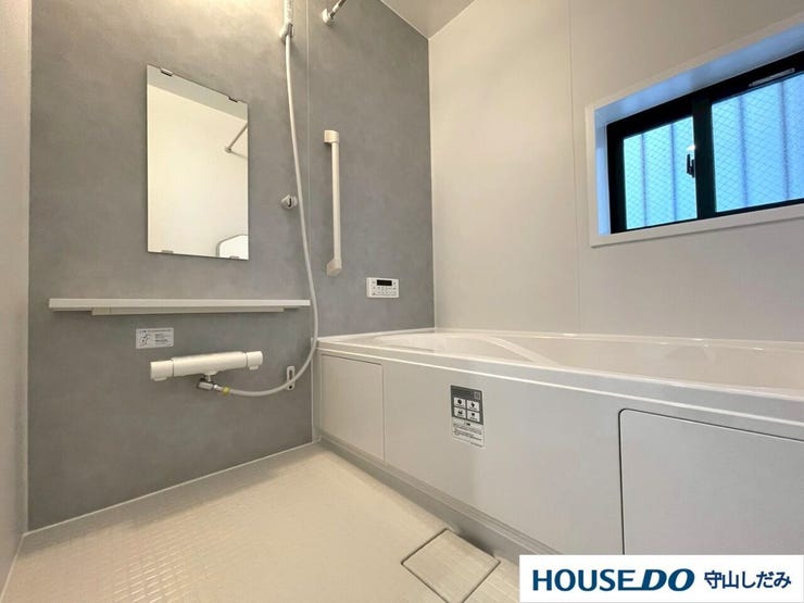 【浴室】広々とした浴室は足を延ばしてゆったりと浴槽に浸かれます♪落ち着いた色合いの浴室で、ゆっくり湯舟に浸かって毎日の疲れを癒してください♪浴室乾燥暖房機能が標準装備、年中快適に過ごせそうです。