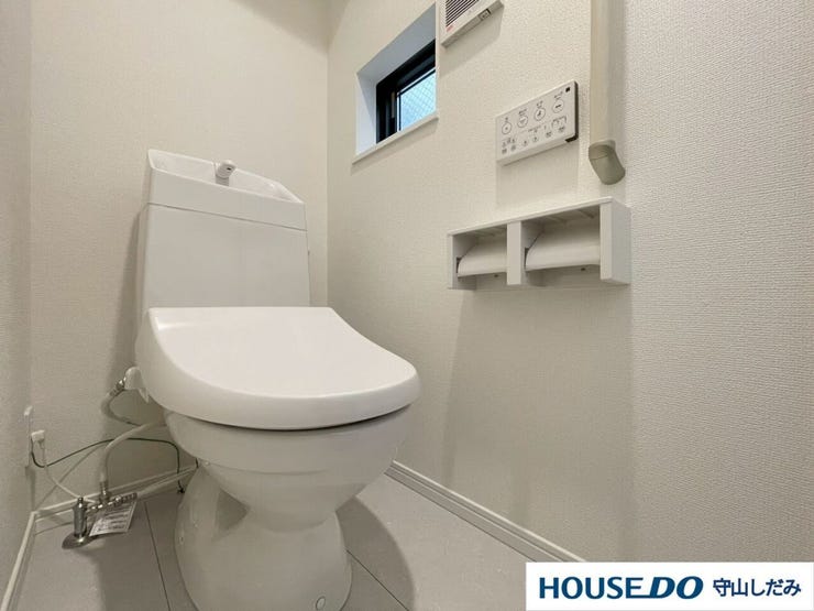 【トイレ】温水洗浄機能付便座の、お手入れのしやすいトイレを採用しました。換気もバッチリできます。毎日使うところなので綺麗を保ちたいですね。収納もありトイレットペーパーやお掃除グッズなどを収納できます♪