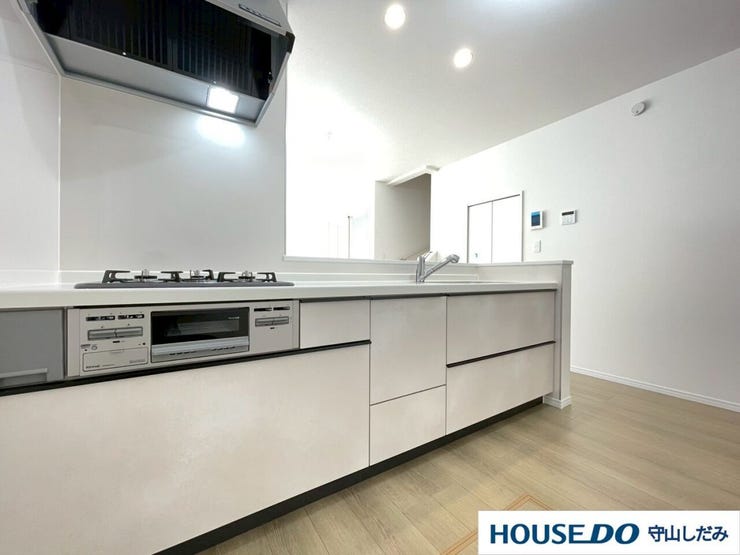 【キッチン】収納豊富でお手入れの簡単なシステムキッチン。汚れてもさっと綺麗にできます。収納スペースは、お料理に使うグッズや調味料などをすっきり収納できます。綺麗なキッチンだとお料理もはかどりそうです。