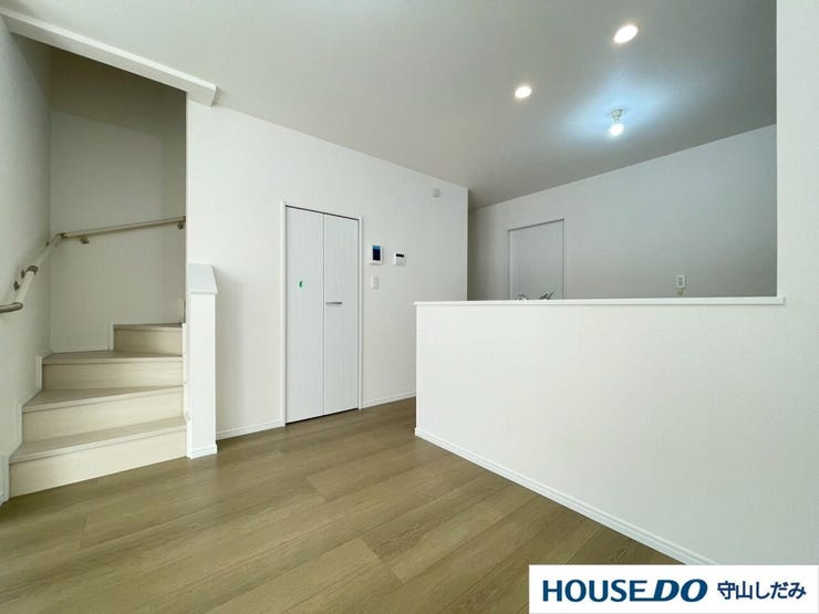 【リビングin階段】家族の絆を深める、開放感あふれるリビングイン階段。リビングと直結した階段は、家の中心に自然と人が集まり、家族団らんを促進します。家族との会話や笑顔が生まれる温かい空間です。