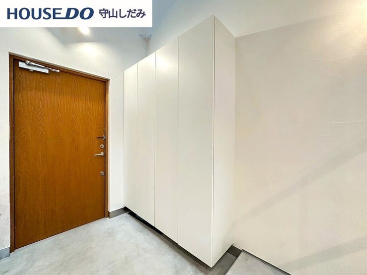 【玄関】白を基調とした明るく陽の入る玄関♪収納スペースもございます。大容量のシューズインクロークもございますので、ご家族の靴もすっきり収納できます。毎日使う玄関はすっきりさせておきたいですね♪