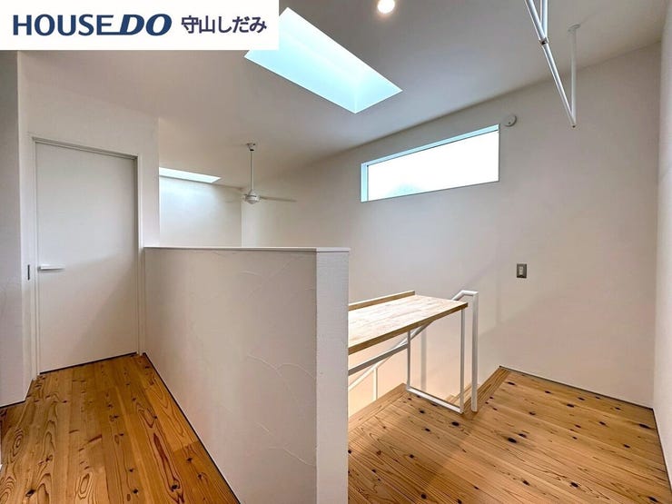 【2階 廊下・ホール】階段を上ってすぐ目の前に広がる広々としたホールです・ホールには室内干し用のホスクリーンがついているのでここで洗濯物が干せます。造作カウンターもあるので洗濯物を畳むことも♪
