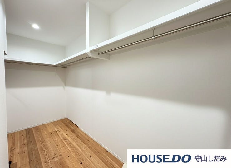 【ウォークインクローゼット】洋室にある大容量のクローゼットです♪大容量なので、衣類や小物類などをたっぷりと収納していただけます♪枕棚付きなのでデッドスペースになりがちな空間も収納にお使いいただけます♪