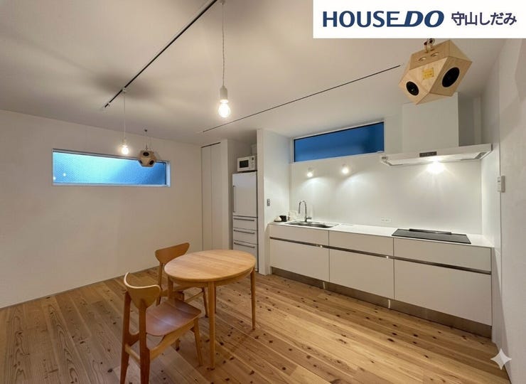 【リビング】光が優しく差し込む明るいリビング♪自然と家族が集まり、最高の家族団らんのお時間をお過ごしいただけます♪ひろびろとしたLDKで、ソファや4人掛けテーブルを置いても使いやすい配置です。