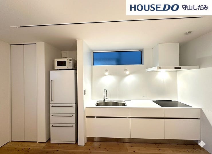 【キッチン】収納豊富でお手入れの簡単なシステムキッチン。汚れてもさっと綺麗にできます。収納スペースは、お料理に使うグッズや調味料などをすっきり収納できます。綺麗なキッチンだとお料理もはかどりそうです。