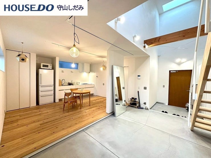 【リビング】光が優しく差し込む明るいリビング♪自然と家族が集まり、最高の家族団らんのお時間をお過ごしいただけます♪ひろびろとしたLDKで、ソファや4人掛けテーブルを置いても使いやすい配置です。