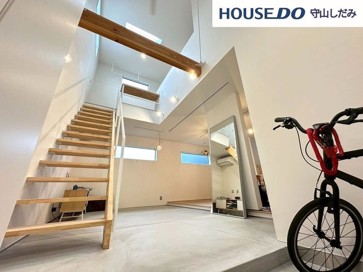 【リビング】開放感のあるリビング。掃き出し窓から採光を確保することができ、明るい空間で家族団らんできます♪ダイニングテーブルを置いてもゆとりのある広さなので、心地よい食事の時間をお過ごしいただけます♪