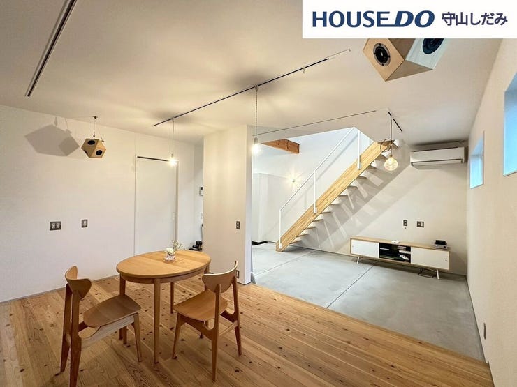 【ダイニング】ダイニングテーブルを置いてもゆとりのある広さで、収納もしっかり◎腰窓からの採光で明るい空間となっており、心地よい食事の時間をお過ごしいただけます♪