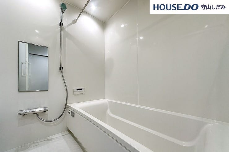 【浴室】落ち着いた雰囲気のひろびろ一坪サイズの浴室は、1日の疲れをしっかり癒すくつろぎの空間。浴室乾燥機も付いているため、雨の日や花粉が気になる季節に洗濯物を干すこともできますので嬉しいですね♪