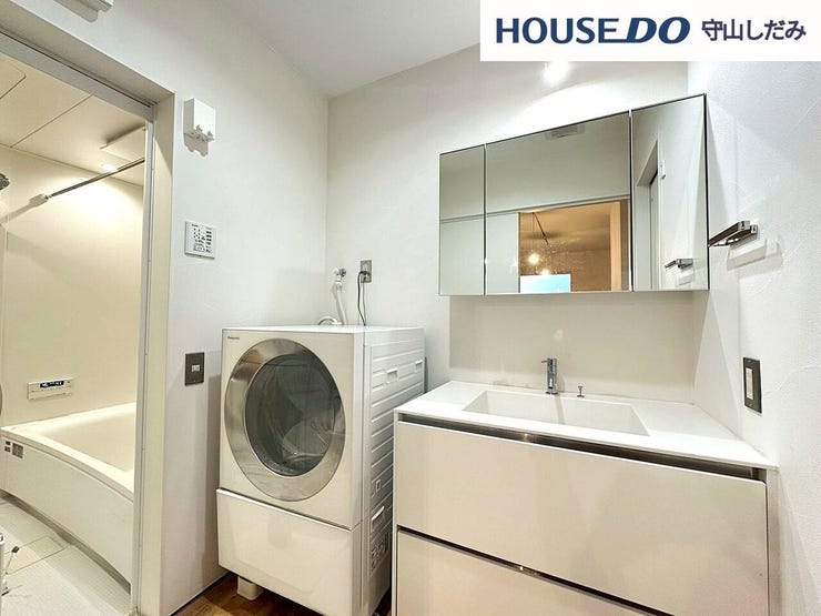 【洗面台/洗面所】日常の使い勝手の良さにこだわった清潔感のある洗面化粧台。大きな鏡が特徴です。鏡の裏に歯ブラシや化粧水、整髪料などの小物を隠して収納でき、生活感を出さずに綺麗な空間を保てます。