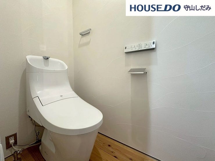 【トイレ】明るく、ひろびろとしたトイレです。掃除もしやすく、綺麗を保てます。ご自分の好きなアロマや芳香剤を置いて落ち着く空間を演出するもの良いですね♪1人になれる空間ですから、リラックスしたいですね。