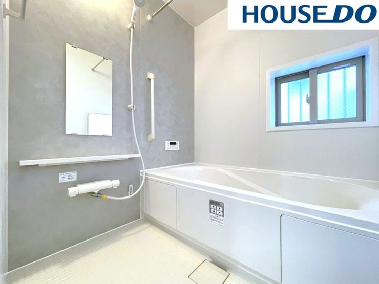 【浴室】自然の光と風を感じる、心地よい浴室空間。浴室に窓を設けることで、朝日や夕日が差し込む爽やかな空間が広がります。湿気やカビの防止にも効果的で、換気がスムーズに行えます。