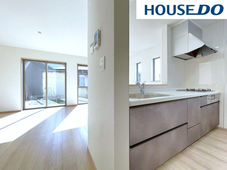 【キッチン】収納豊富でお手入れの簡単なシステムキッチン。汚れてもさっと綺麗にできます。収納スペースは、お料理に使うグッズや調味料などをすっきり収納できます。綺麗なキッチンだとお料理もはかどりそうです。