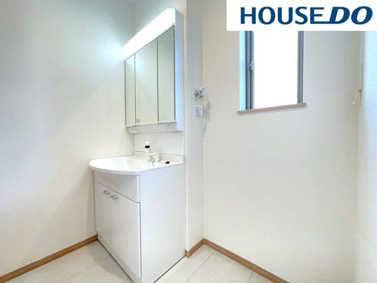 【洗面台/洗面所】清潔感のある洗面台です。鏡の後ろは収納スペースになっており、化粧水やボディクリームなどがたっぷり収納でき、洗面台周りもすっきり。お手入れも簡単なので綺麗を保てます!