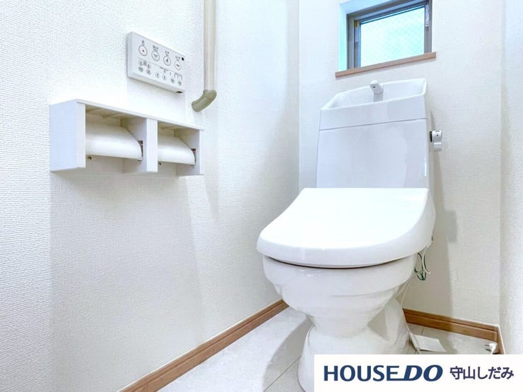 【トイレ】空気の換気と光の明るさに配慮した清潔感のあるトイレです。ご自分の好きなアロマや芳香剤を置いて落ち着く空間を演出するもの良いですね♪1人になれる空間ですから、リラックスしたいですね。