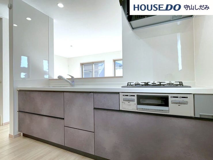 【キッチン】調理道具や食器などをたっぷり収納でき、お手入れも簡単なシステムキッチンを採用しました♪毎日のお料理を効率的にしてくれる動線は「1分でも家事の時間を短縮したい」という思いを叶えてくれます♪