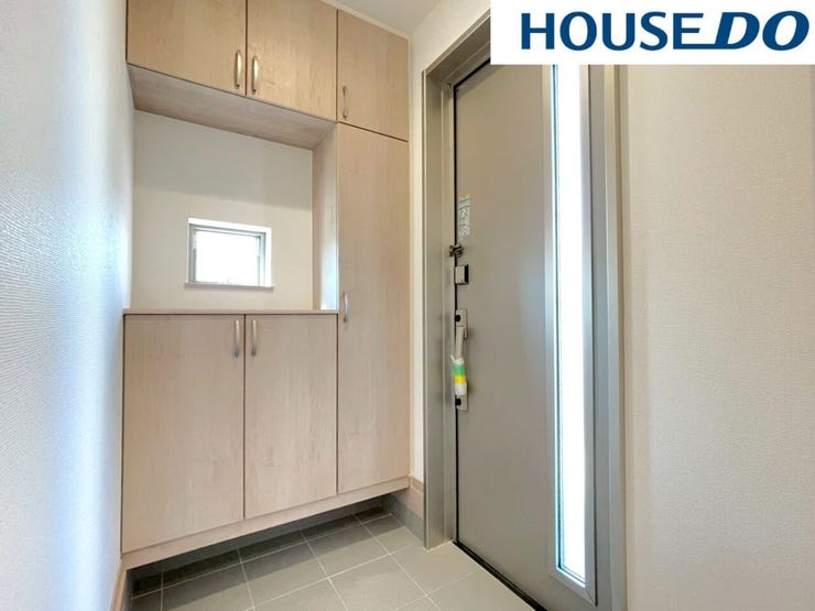 【玄関】帰宅時ホっと安心できる演出をそれぞれのご家庭好みにカスタマイズできます。そして大容量のシューズボックスがあります。可動棚付きなので背の高い靴も収納できます。すっきりした玄関で気持ちのいい朝を♪