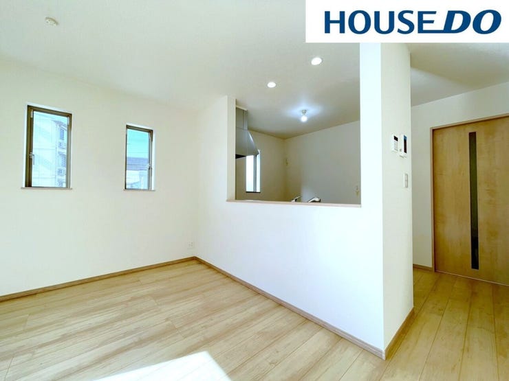 【ダイニング】ダイニングテーブルを置いてもゆとりのある広さで、収納もしっかり◎腰窓からの採光で明るい空間となっており、心地よい食事の時間をお過ごしいただけます♪