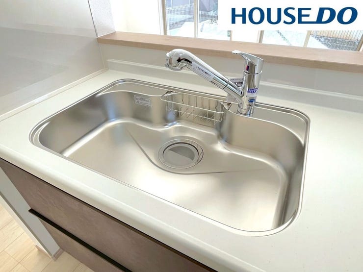 【浄水器機能付水栓】浄水と原水をボタン一つで簡単に切り替えができるビルトイン式浄水器水栓を採用。ビルトインの為見た目もすっきりです♪シャワーノズルでシンク周りも簡単にお手入れでき、毎日清潔に保てます!