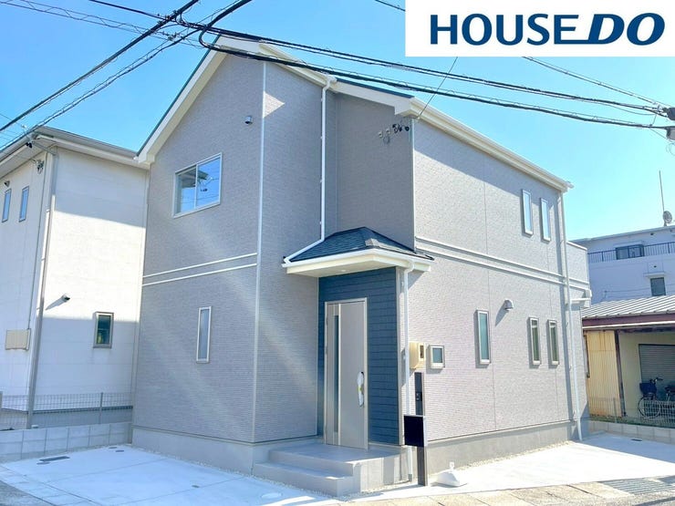 【建物外観】閑静な住宅街に、今風素敵な新築戸建てが登場しました♪駐車スペースももちろん御座います!いつでもご内覧可能です。ご見学ご相談は弊社までお気軽にお問い合わせください。