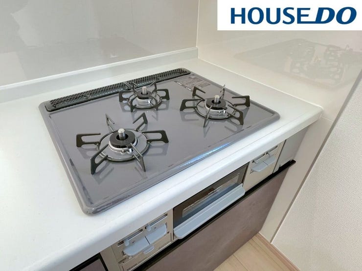 【3口コンロ】3口コンロ付きなので、お料理がはかどります。メイン料理2品を手前のコンロで調理しながら、奥の小バーナーで汁ものを調理するなど、複数の調理を一度に行うことができます。時短調理に繋がります!