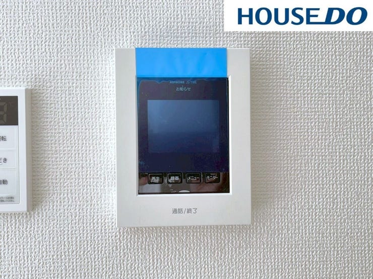 【インターホン】来客時に便利なモニター付インターホン。玄関ドアを開けることなく夜間でも訪問者の顔をモニターで確認できるため、トラブル防止にも繋がります。奥様やお子様のみのご在宅でも安心の防犯設備です!