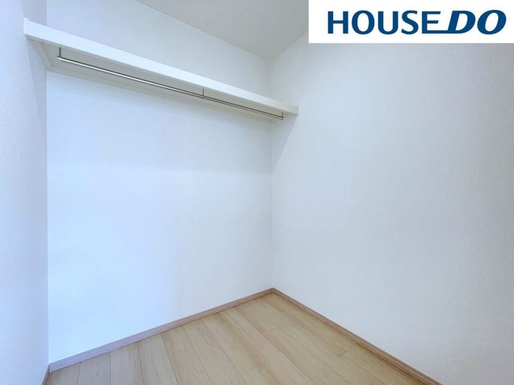 【ウォークインクローゼット】洋室にある大容量のクローゼットです♪大容量なので、衣類や小物類などをたっぷりと収納していただけます♪枕棚付きなのでデッドスペースになりがちな空間も収納にお使いいただけます♪