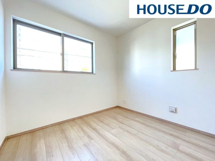 【洋室】お住まいになられる人数以上の部屋数は、お子様のお昼寝スペースや、家事スペース、来客用の個室にと、あると嬉しい空間。収納もあり、置き場所に困りがちな布団や季節ものの収納場所にも重宝します。