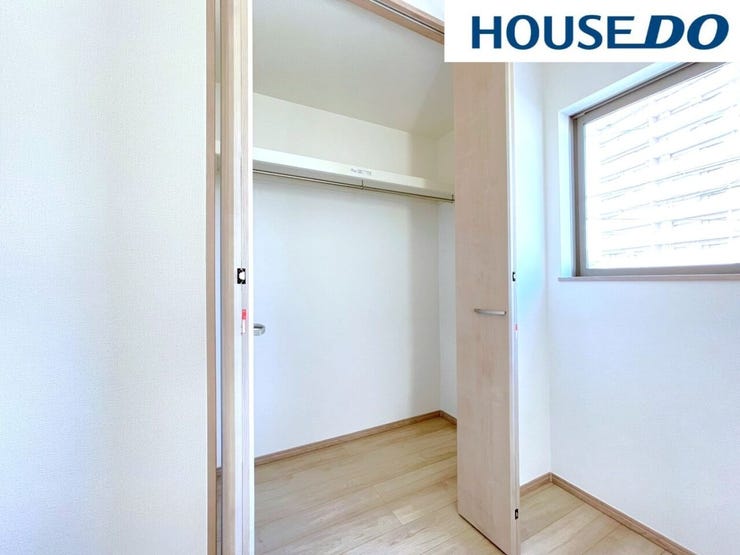 【クローゼット】広々としたクローゼットで、収納に余裕を持たせ、毎日をもっと楽に。整然とした空間で、探し物を減らし、ストレスフリーな生活を。収納力も良く、衣類がすっきり片付きます。
