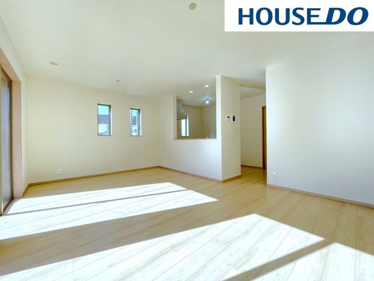 【リビング】開放感のあるリビング。掃き出し窓から採光を確保することができ、明るい空間で家族団らんできます♪ダイニングテーブルを置いてもゆとりのある広さなので、心地よい食事の時間をお過ごしいただけます♪