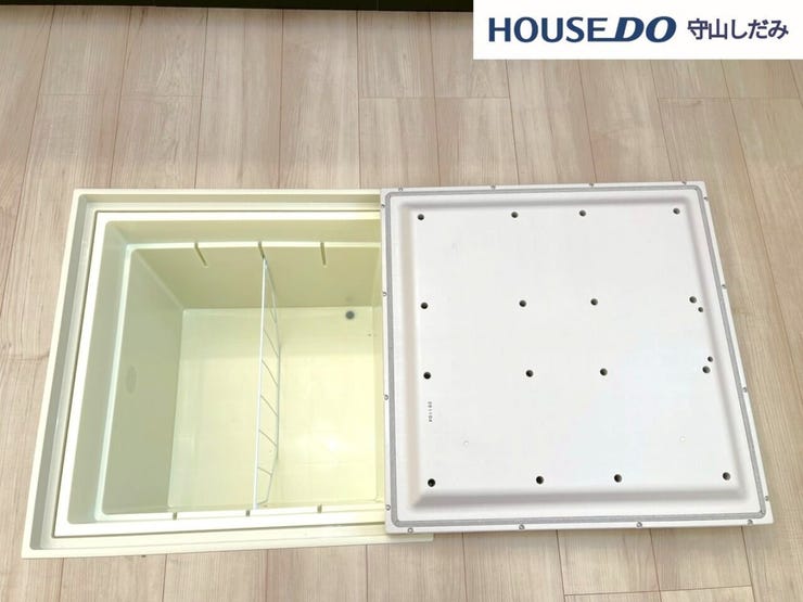 【床下収納庫】キッチンの足元にある床下収納です。点検口・収納としても利用できます。食品のストックや災害時の非常食ストック、日用品の収納に便利です。収納ボックスを外した下は、床下点検口になっております!