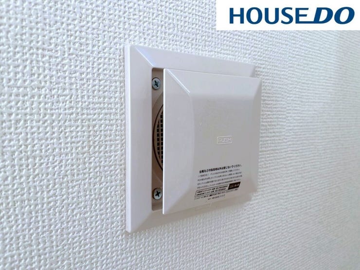 【24時間換気システム】とは、窓を開けなくても吸気口から外の空気が入ってきて、排気口から出ていく仕組みのことです。絶えず空気を入れ替えることで、シックハウス症候群やアレルギー対策の予防になります!