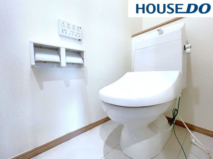 【2階トイレ】明るく、広々としたトイレです。掃除もしやすく、綺麗を保てます。ご自分の好きなアロマや芳香剤を置いて落ち着く空間を演出するもの良いですね♪1人になれる空間ですから、リラックスしたいですね。