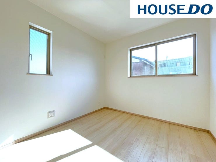 【洋室】丁度いいサイズの洋室です。トレンドになりつつあるのが、広過ぎず、快適すぎない子ども部屋。勉強と寝るだけの部屋にすることで閉じこもりがなくなり、リビングで過ごす時間が増えると言われています。