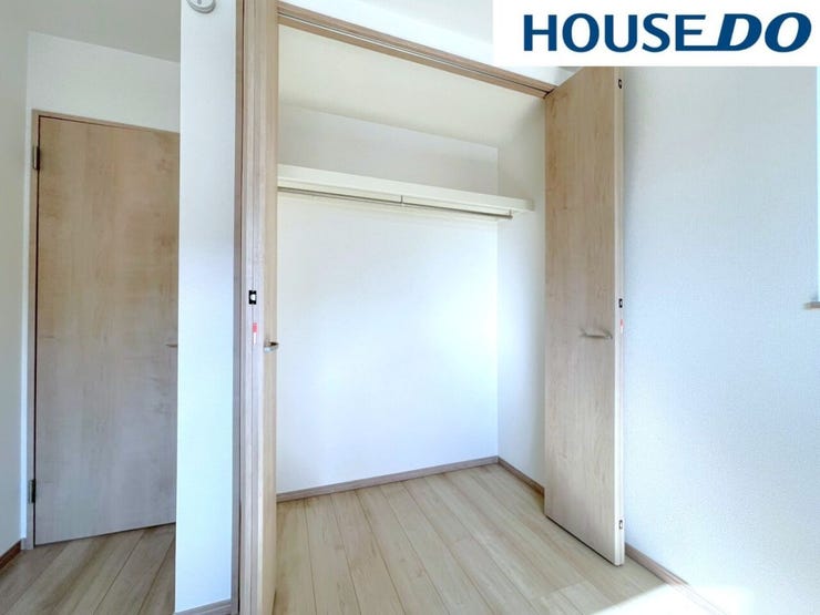 【クローゼット】広々としたクローゼットで、収納に余裕を持たせ、毎日をもっと楽に。整然とした空間で、探し物を減らし、ストレスフリーな生活を。収納力も良く、衣類がすっきり片付きます。