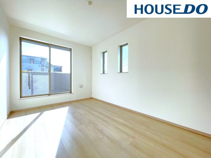 【洋室】明るい雰囲気の洋室です。広々とした明るいお部屋で、陽射しもたっぷり入ってきます。収納もご夫婦の衣類がたっぷり収納できるクローゼットがございます。ご夫婦のご主寝室にいかがでしょうか♪