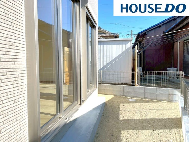 【お庭】庭を楽しむといえば、ガーデニングですね。カラフルな花や緑で華やかになるだけでなく、お子様が自然に興味を持つきっかけになるでしょう。家庭菜園で野菜を育てれば、家族で一緒に収穫の喜びを味わえます!