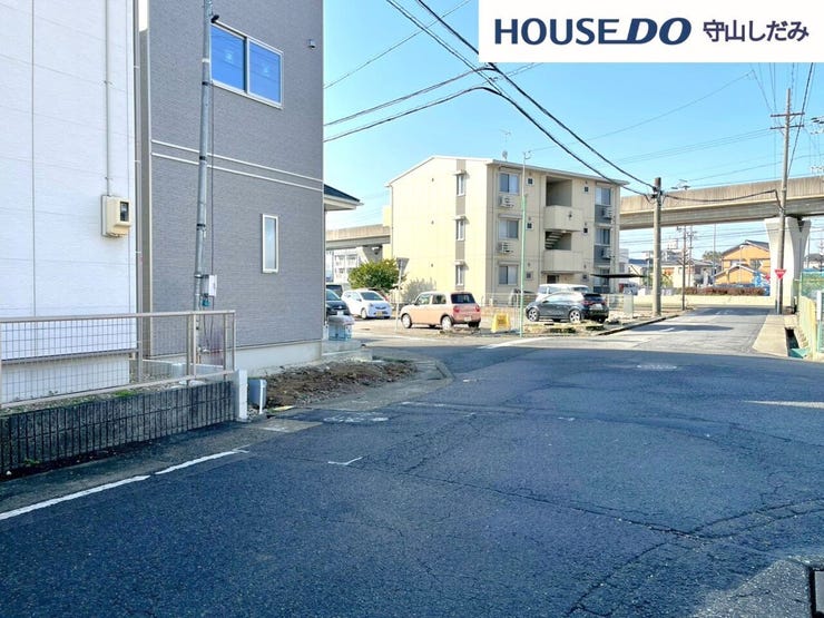 【前面道路】本物件は角地です!角地の大きなメリットとして挙げられるのは、日当たりの良さと開放感 です。 2方向から光や風を取り込めるため、明るく快適な住まいが実現!ご家族皆様のお顔も明るくなりますね♪