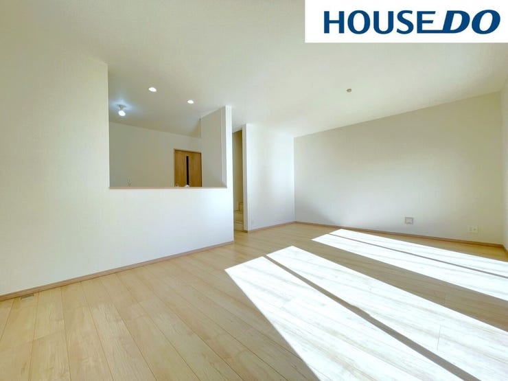 【リビング】
【リビング】光が優しく差し込む明るいリビング♪自然と家族が集まり、最高の家族団らんのお時間をお過ごしいただけます♪ひろびろとしたLDKで、ソファや4人掛けテーブルを置いても使いやすい配置です。