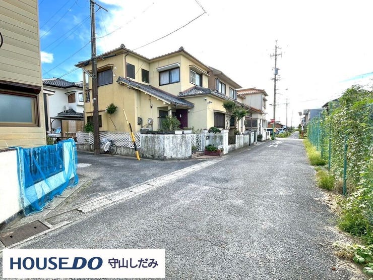 【小学校まで徒歩15分圏内】子どもも安心して通える距離感。少し歩くことで、健康的な生活習慣を身につけることができ、自然と体力も養われます。お迎えや急な用事があった時に便利な距離感で、安心して見守れます