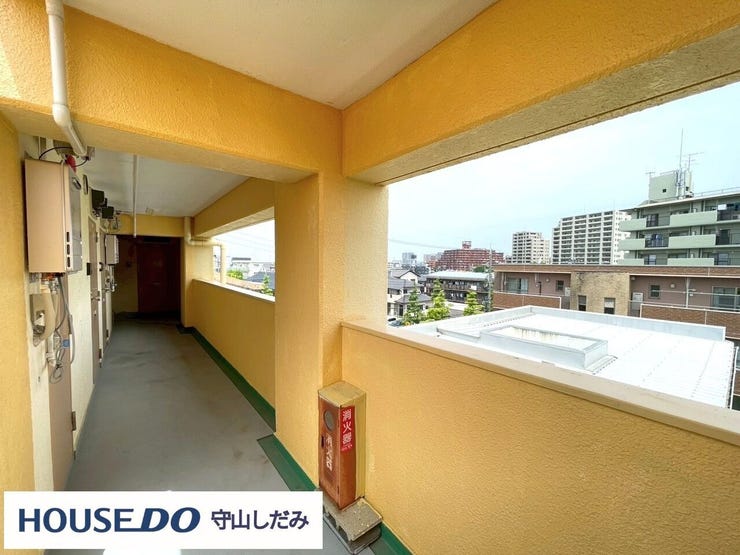 【スーパーまで徒歩10分圏内】日常のお買い物がもっとスムーズに。ちょっとしたお出かけ気分で歩いて行ける距離だから、車を使わずに済み、環境にも優しいライフスタイルが実現できます。便利で快適な立地です。