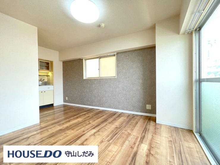 【3-B号室】アクセントクロスの印象的なお部屋です。大通りに面した陽当たり・風通しの良いお部屋です。