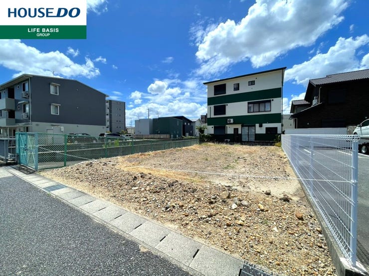 【更地・平坦地・整形地】何もない更地だからこそ、自由にデザインでき、整形地で効率的な家づくりが可能です。平坦地なら、基礎工事がスムーズで、余分なコストを抑えながら理想の住まいを実現できます。