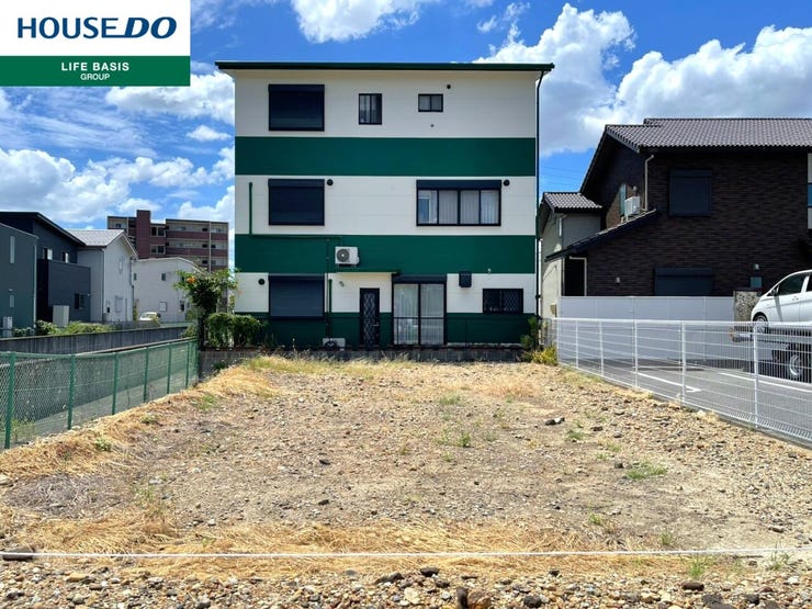 【角地】開放感と利便性が一体化した、角地の魅力。2方向に面した角地の広がり感と、明るく風通しの良い環境が日々の生活をより快適に。敷地の両側にアクセスできるので、住まいのデザインに幅広い可能性を提供。